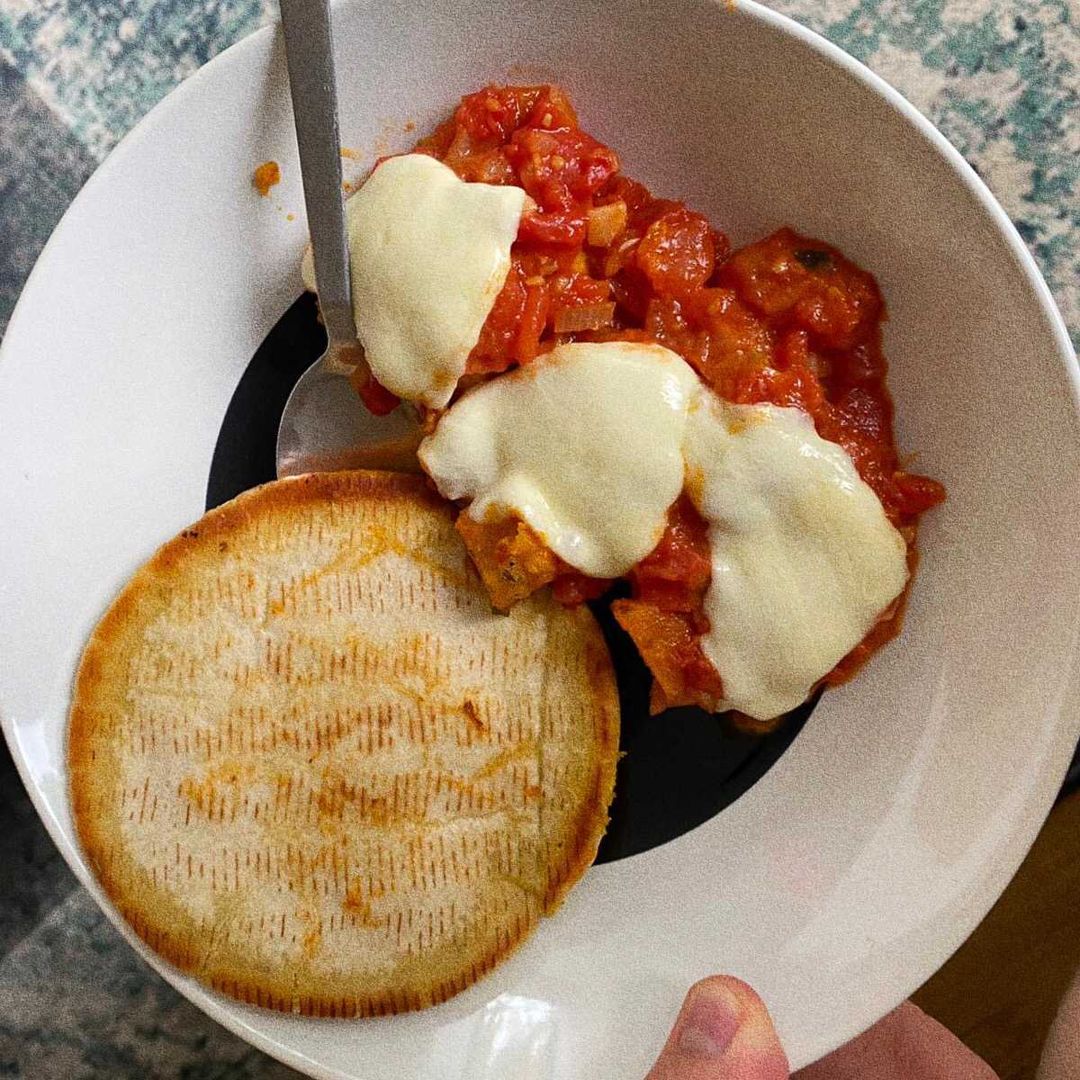 ZEIT FÜR REZEPTE: HOKKAIDO-KÜRBIS NACH SHAKSHUKA-ART MIT AROMATISCHER TOMATENSAUCE