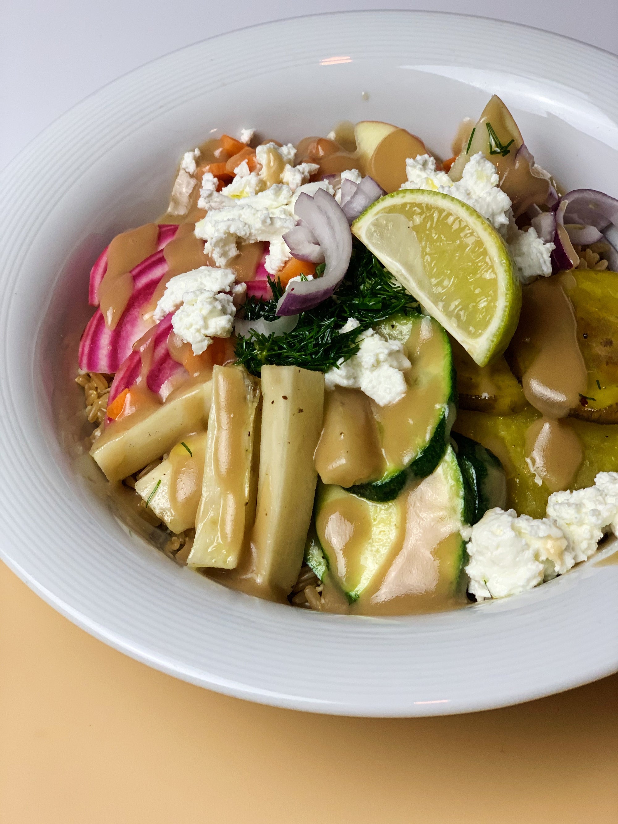 ZEIT FÜR REZEPTE: SAISONALE BOWL MIT NACKTHAFER